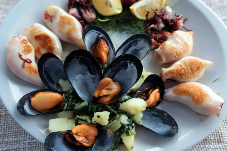 Skaldyrstallerken serveret på restaurant i Budva, Montenegro