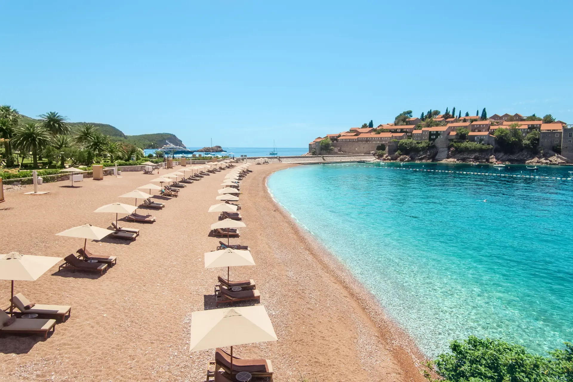 En af strandene ved Sveti Stefan Island, Montenegro