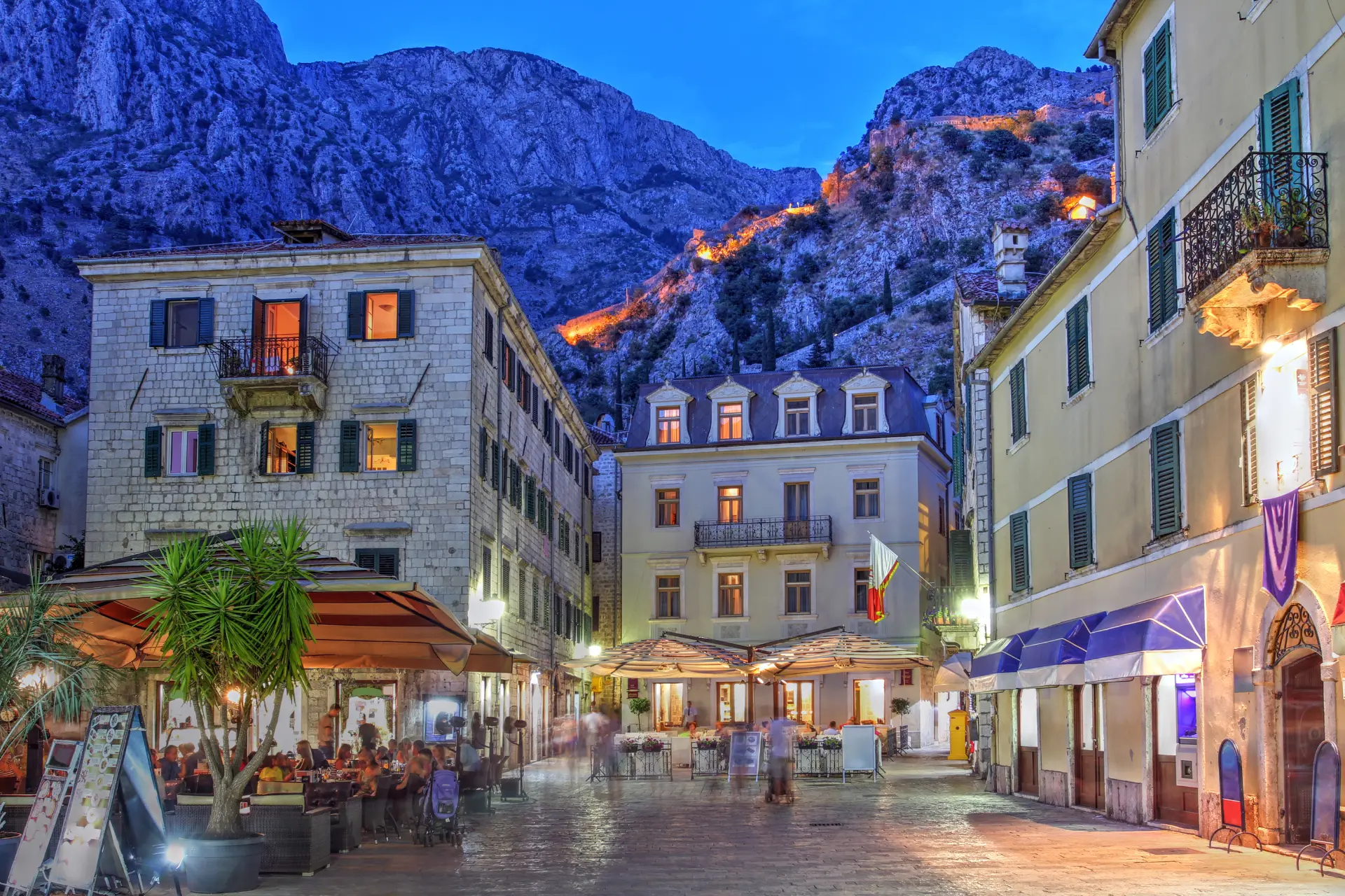 Stemningsfuld plads i Kotor, Montenegro