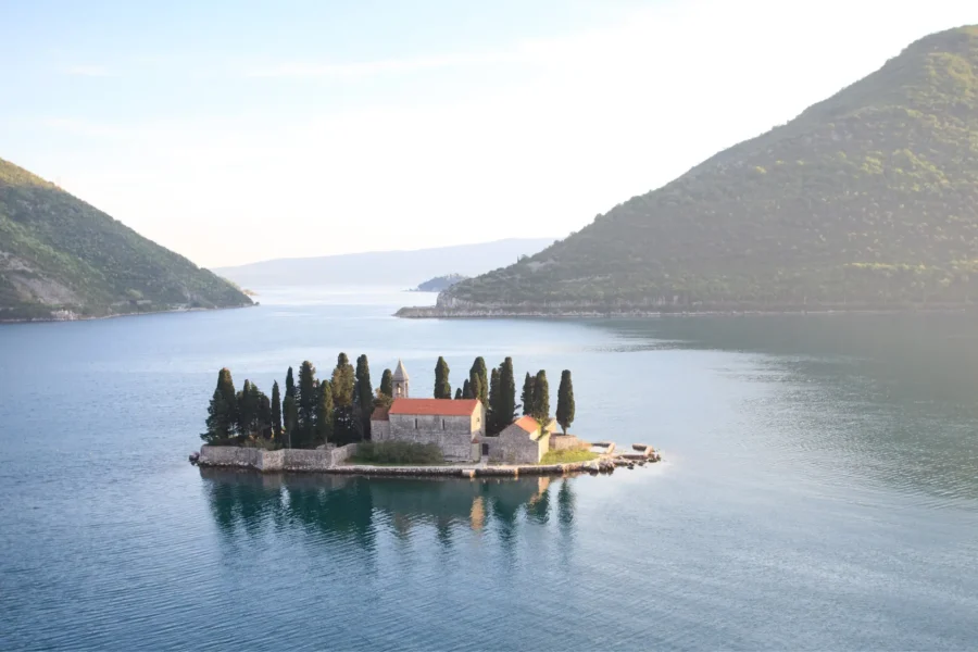 Kirke på en lille ø i Kotor-bugten i Montenegro