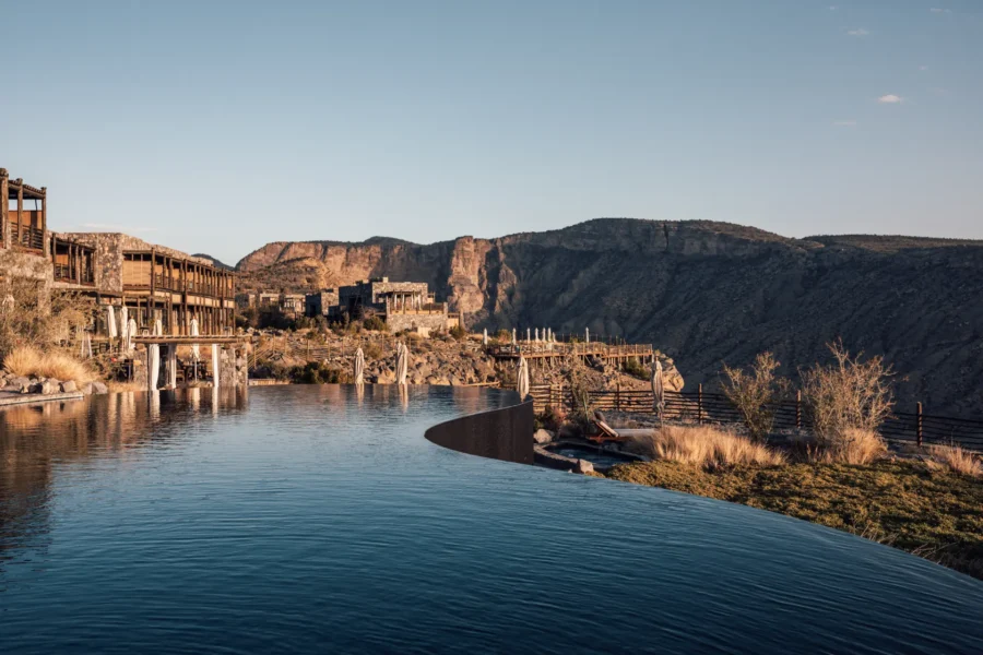 Poolområde med de fantastiske Al Hajar-bjerge i baggrunden på Alila Jabal Akhdar, Oman