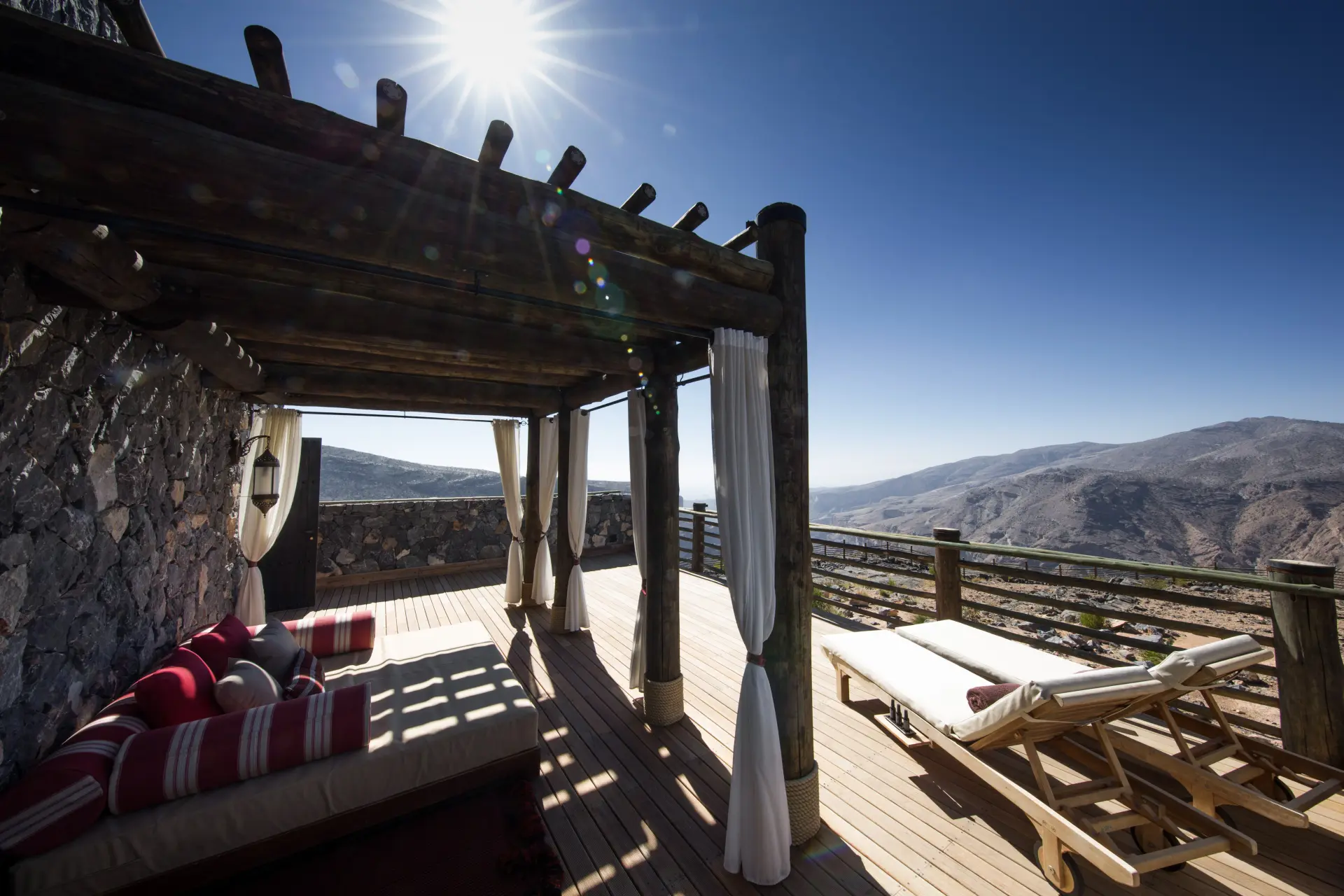 Terrasse med udsigt over Al Hajar-bjergene på Alila Jabal Akhdar, Oman