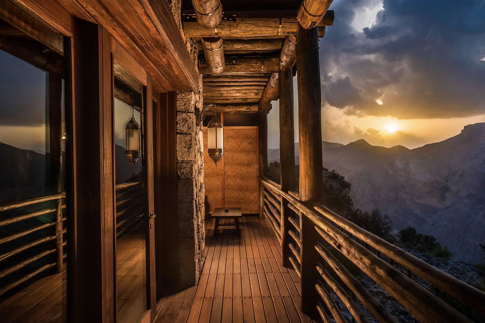 Terrasse med udsigt over bjergtoppe og solnedgang på Alila Jabal Akhdar, Oman