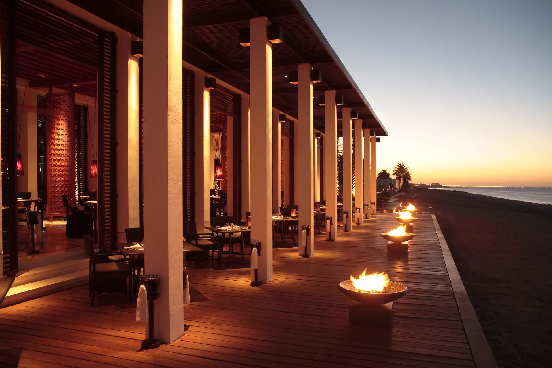 Restaurant i solnedgang på The Chedi Muscat, Oman