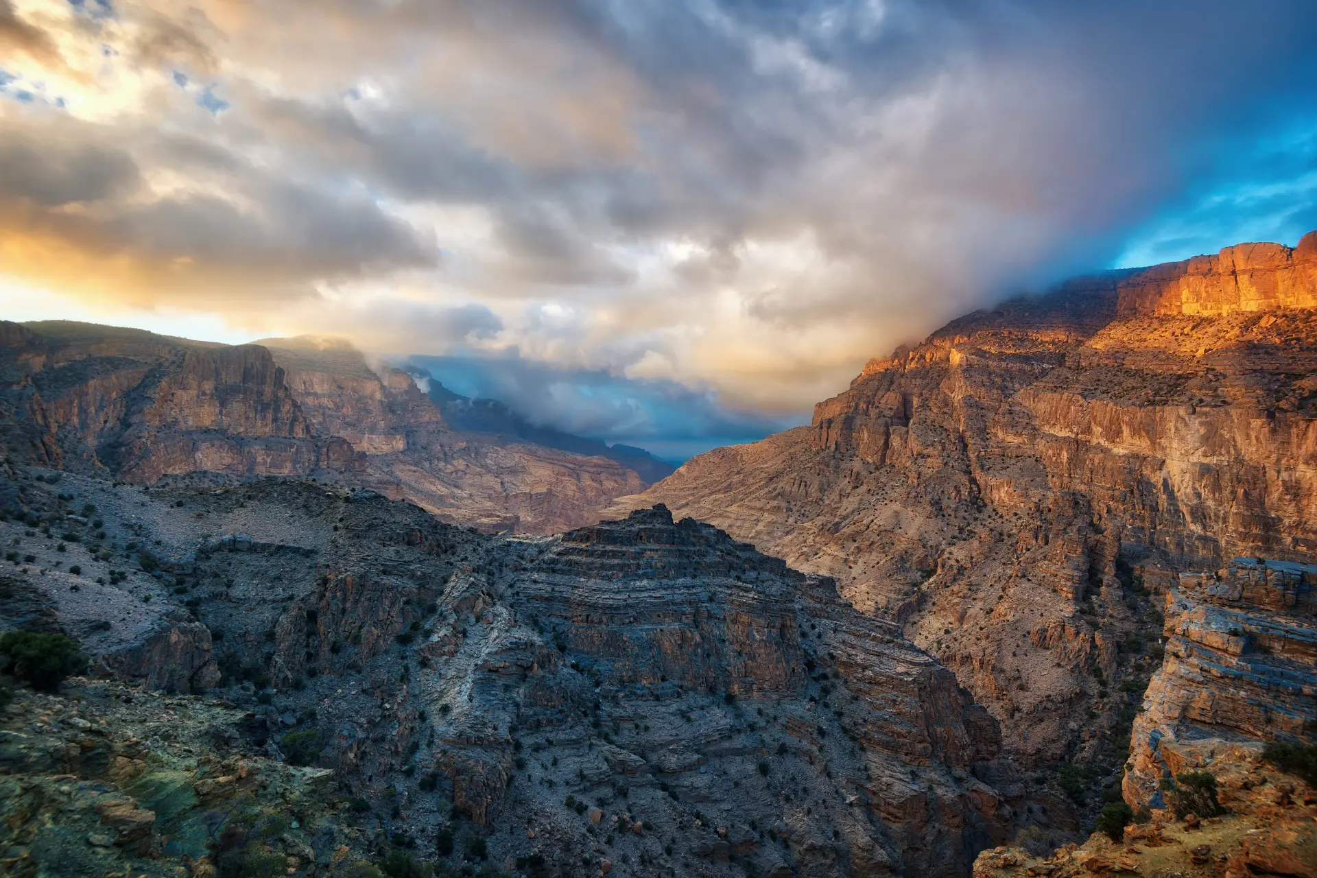 Solopgang over Al-Hajar bjergene i Oman