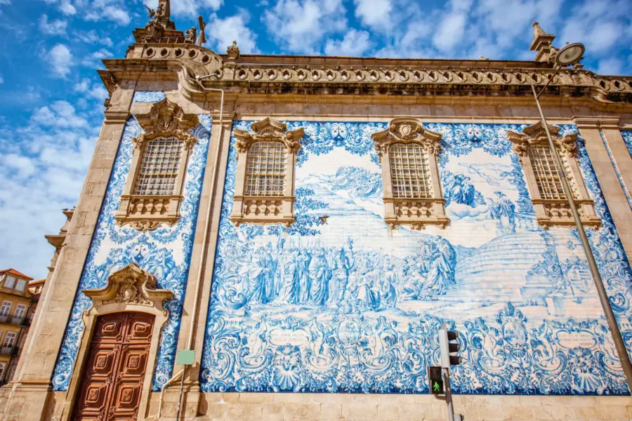 Smukke bygninger med de traditionelle portugisiske fliser - her i Porto