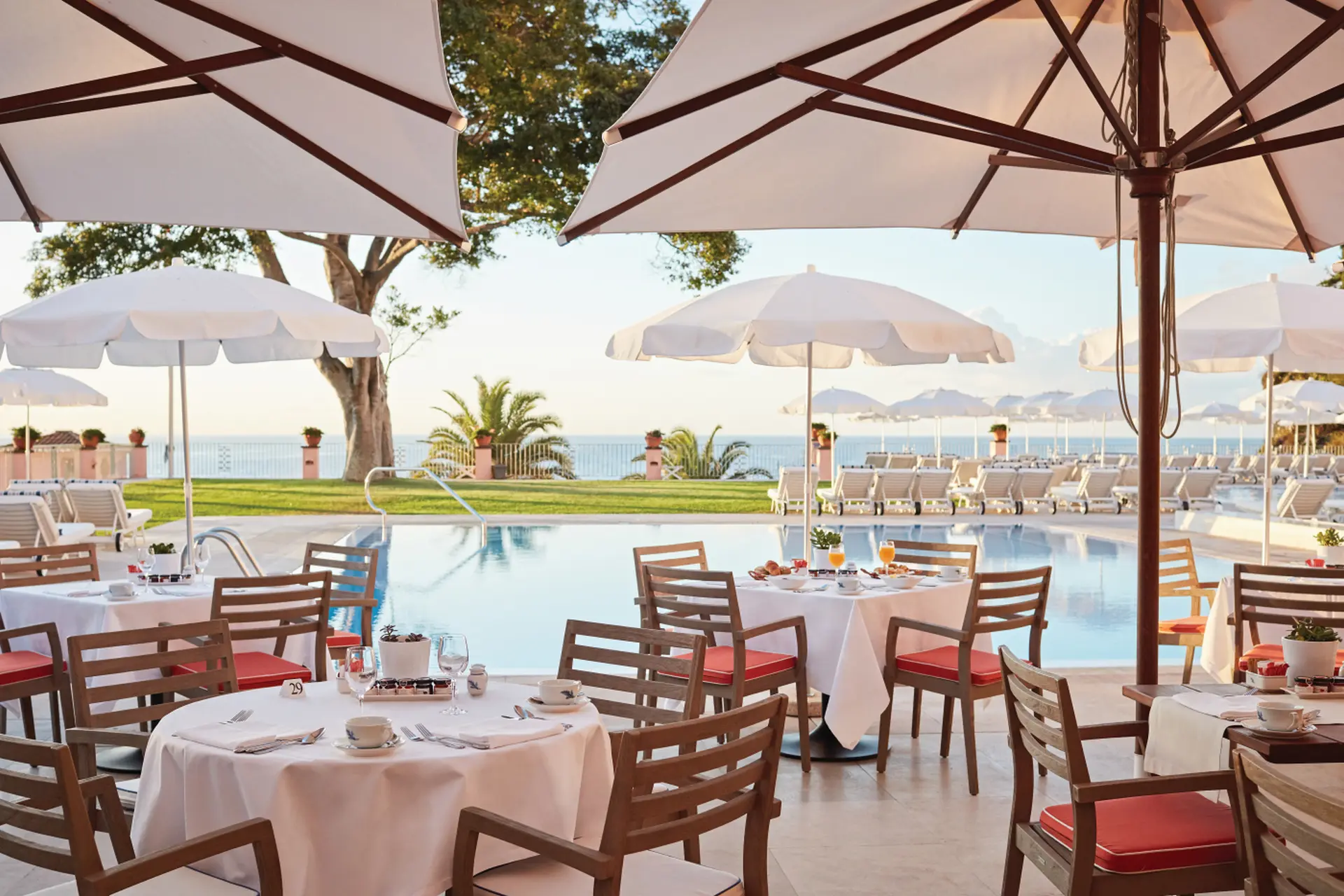 Restaurant ved pool på Reid's Palace, A Belmond Hotel, Madeira, Portugal