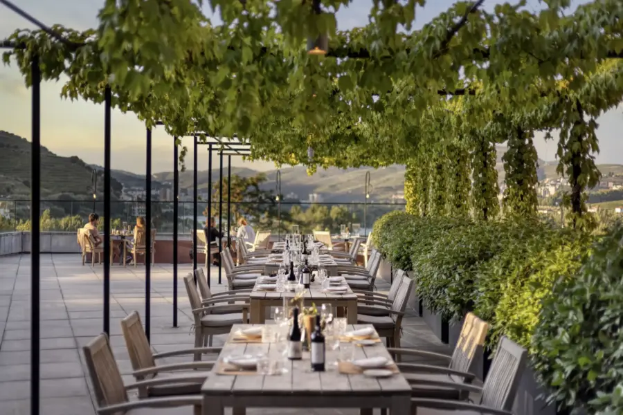 Restaurant på terrasse på Six Senses Douro Valley, Portugal