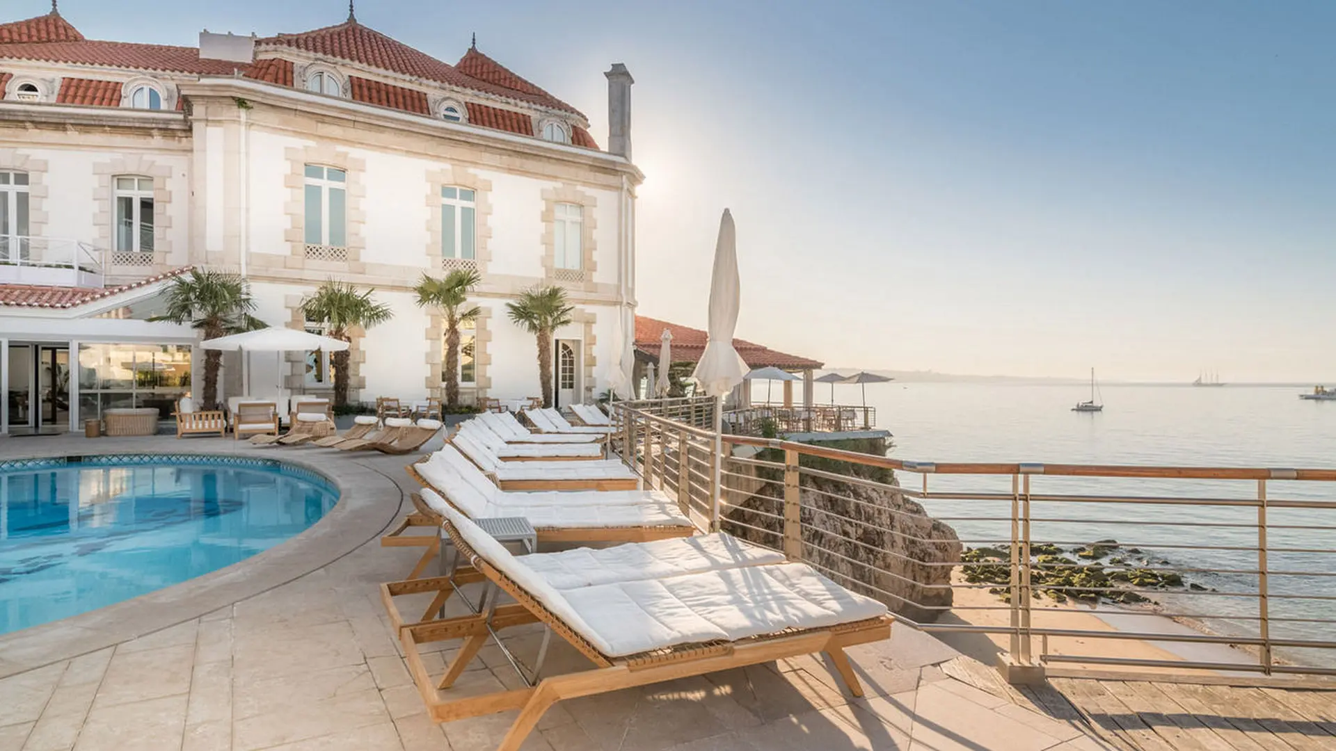 Soldæk med udsigt over havet på The Albatroz Hotel, Portugal