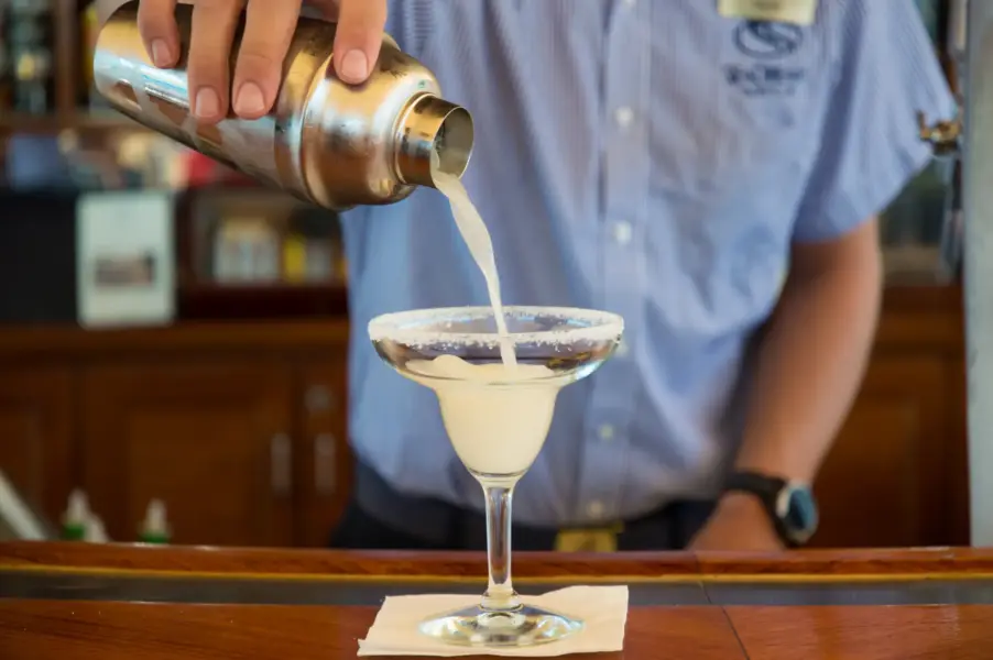 Nyd cocktails om bord på SeaDream Yacht Club