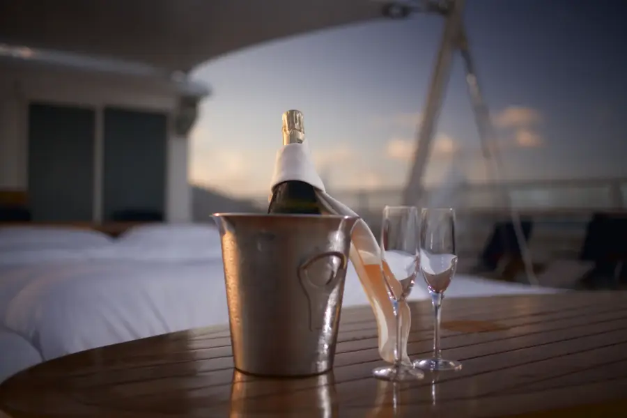 Romantisk nat med opredning på dækket om bord på SeaDream Yacht Club