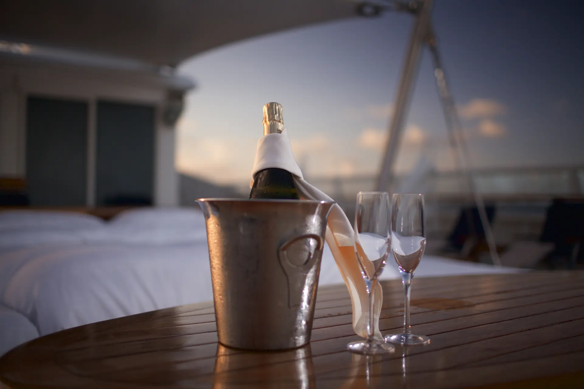 Romantisk nat med opredning på dækket om bord på SeaDream Yacht Club