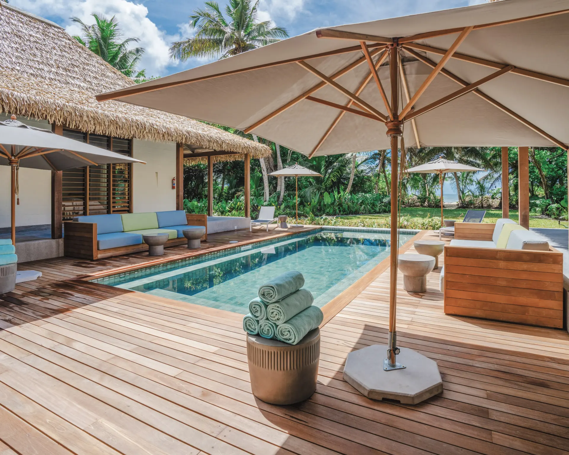 Pool med havkig og direkte adgang til strand på Alphonse Island, Seychellerne