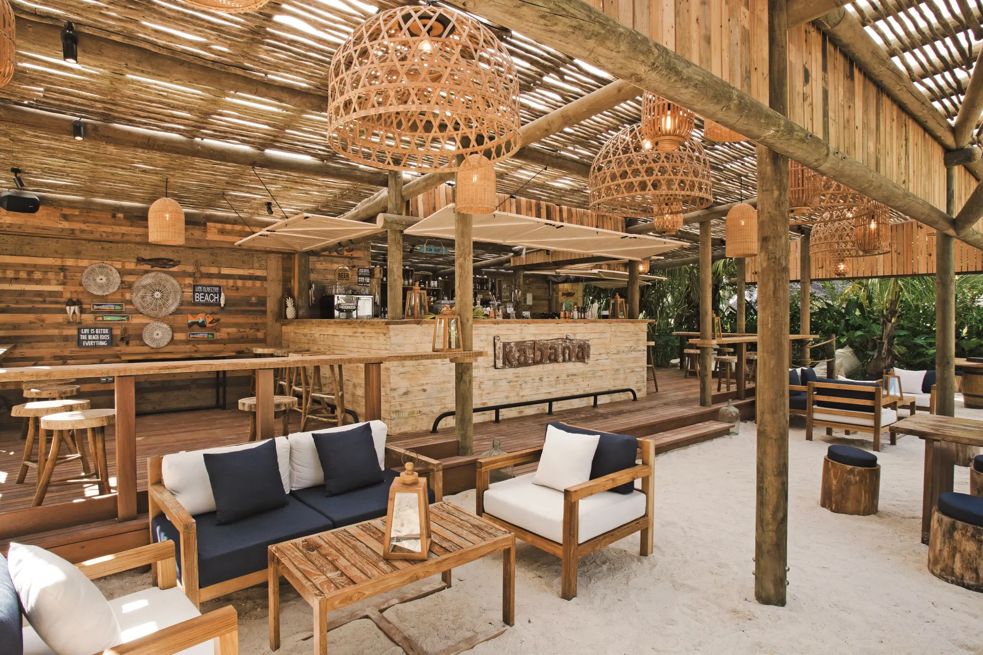 Loungemøbler i strandbaren Kabana på Constance Ephelia, Seychellerne