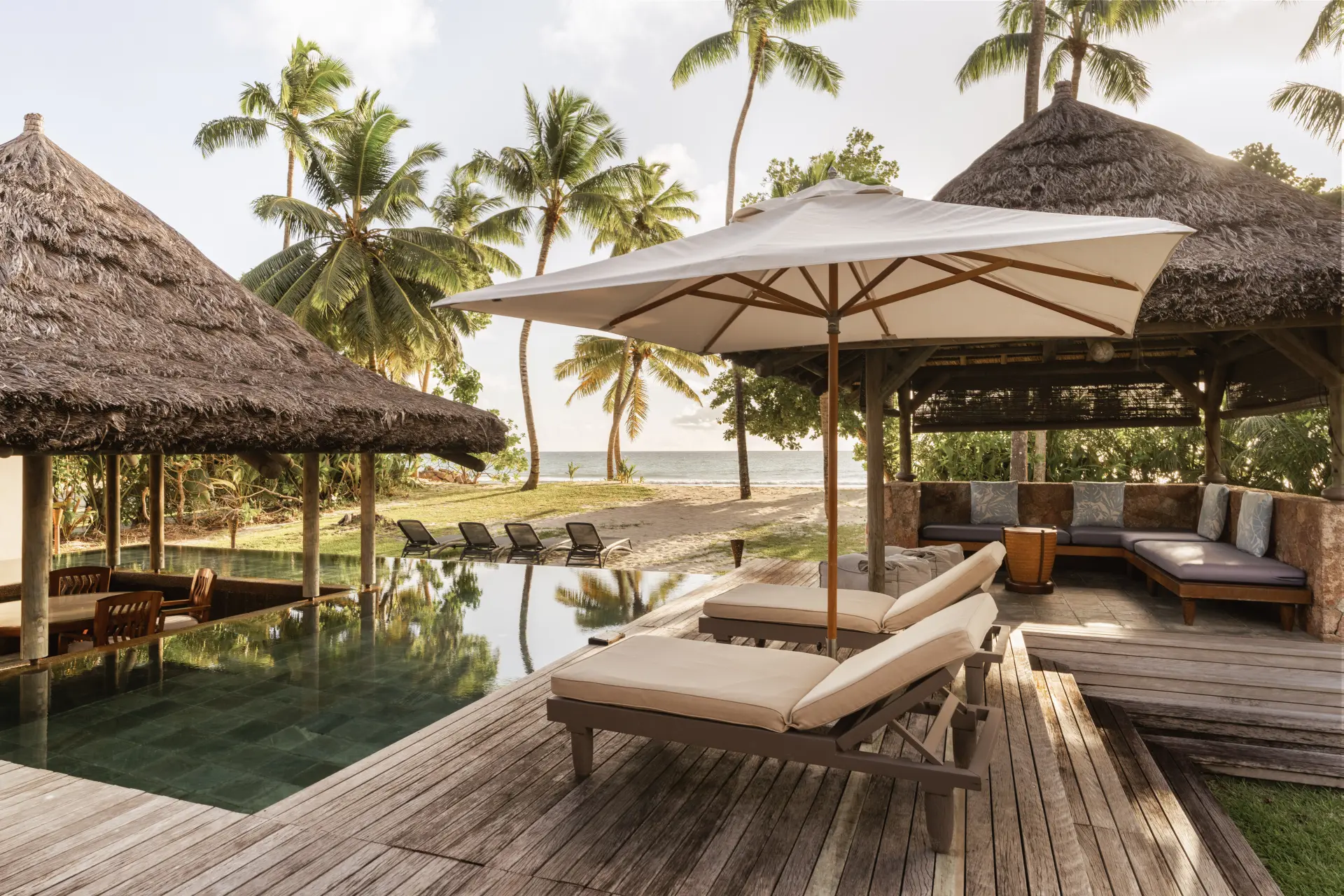 Villa med pool og få meter til strand på Constance Lemuria, Seychellerne
