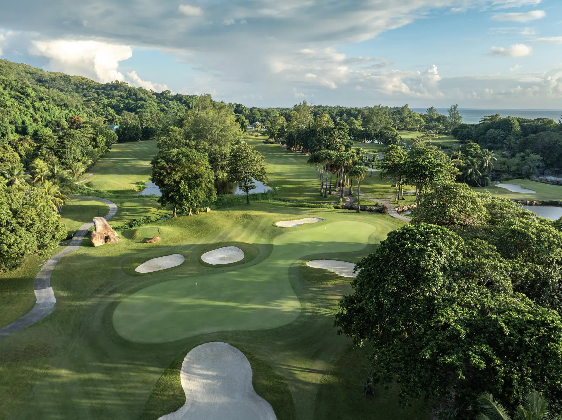 Resortets egen 18-hullers golfbane Constance Lemuria, Seychellerne