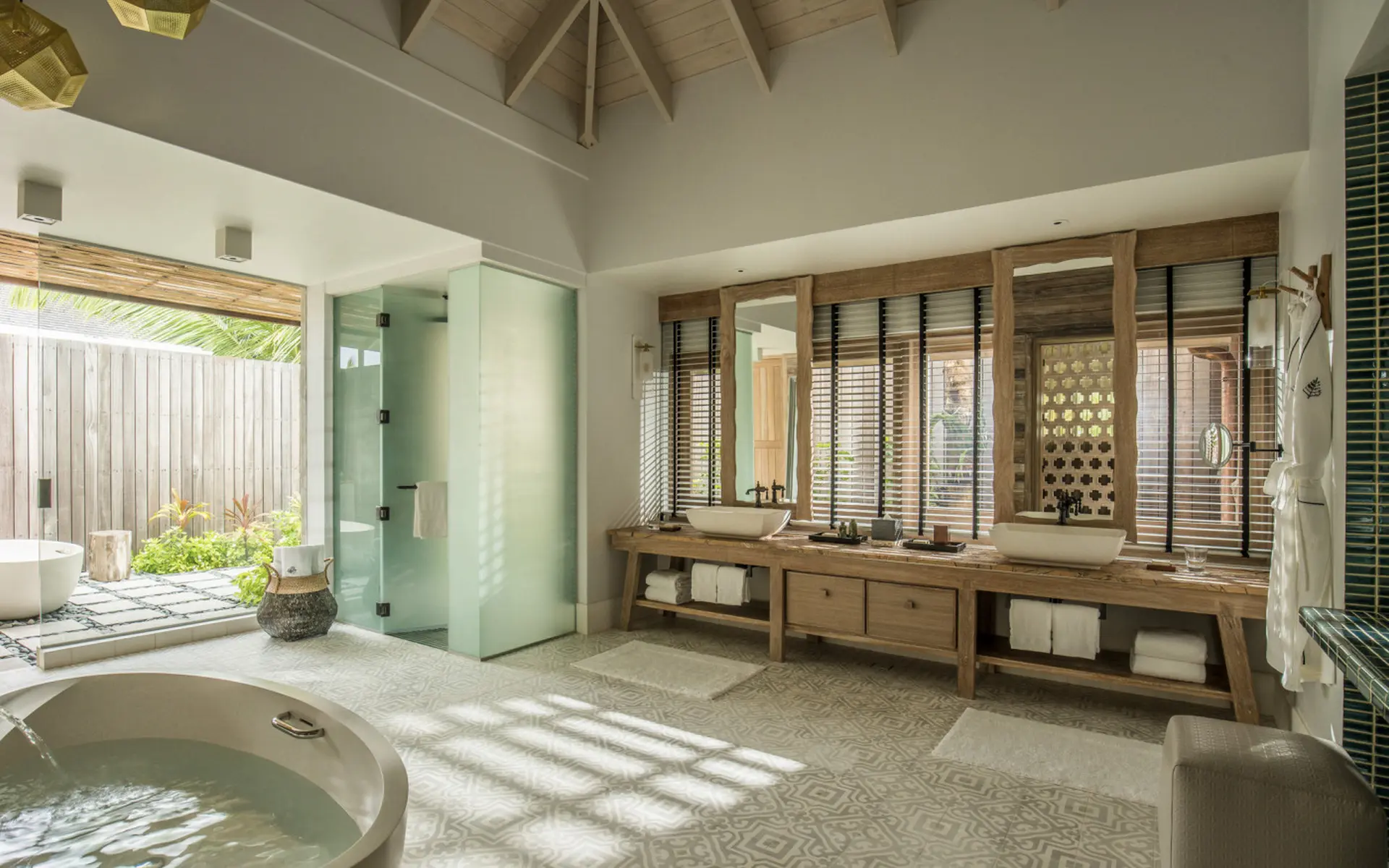 Badeværelse i villa på Four Seasons Resort at Desroches Island, Seychellerne