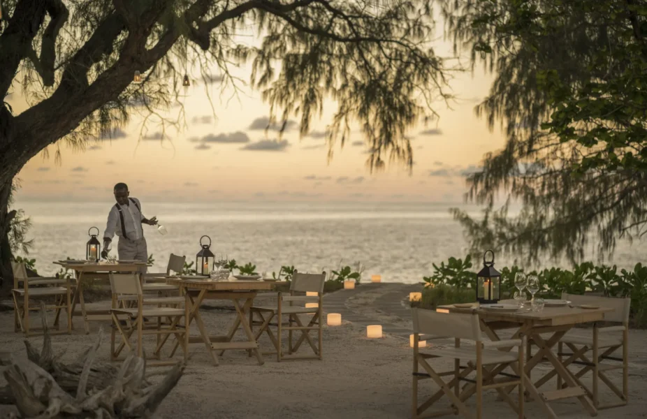 Magisk stemning fra restaurant ved havet på Four Seasons Resort at Desroches Island, Seychellerne