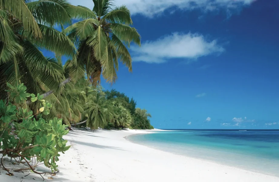 14 km kridhvid sandstrand på Four Seasons Resort at Desroches Island, Seychellerne