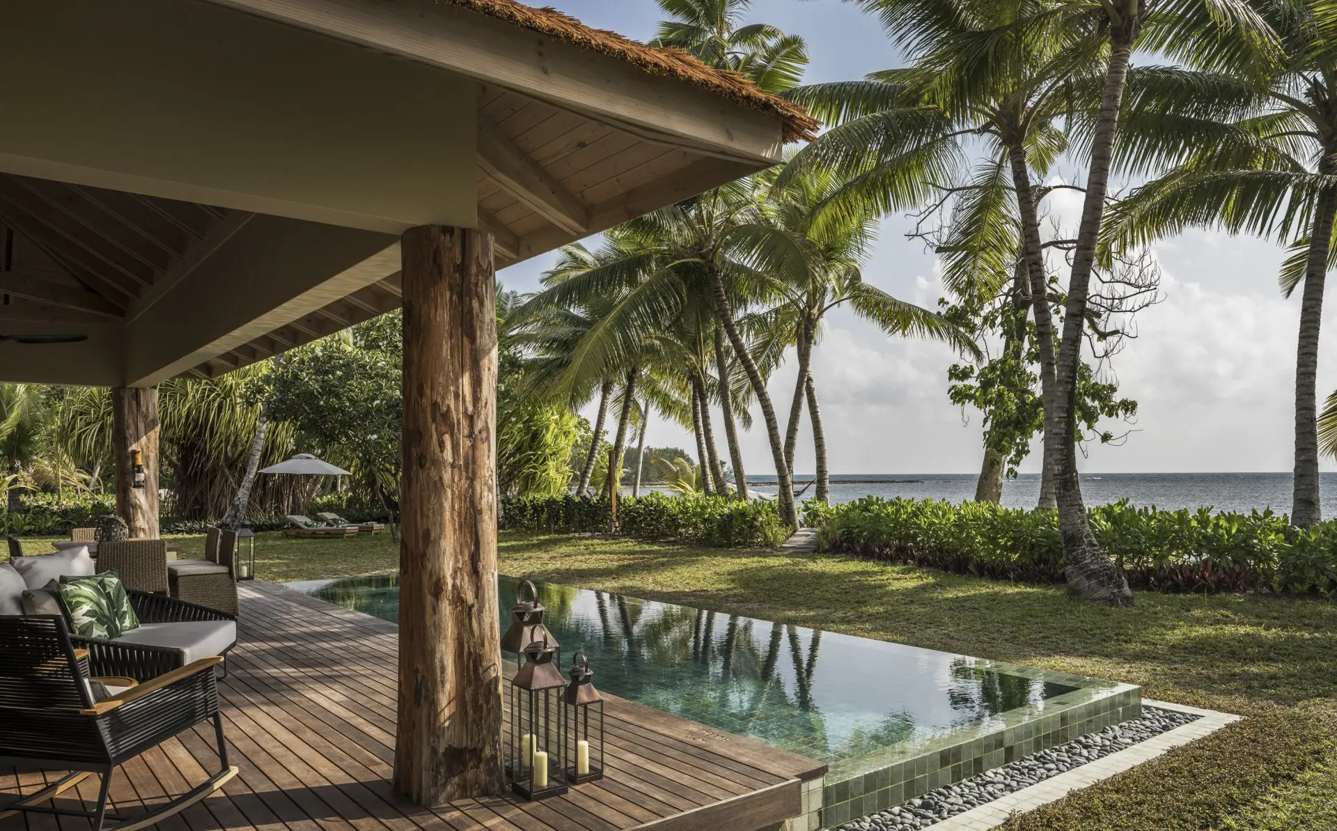 Villa med terrasse og pool på Four Seasons Resort at Desroches Island, Seychellerne