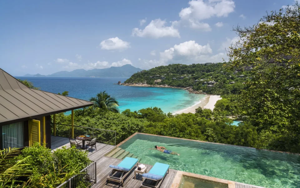 Ocean View Suite med fantastisk udsigt fra poolen på Four Seasons Resort Seychelles, Seychellerne