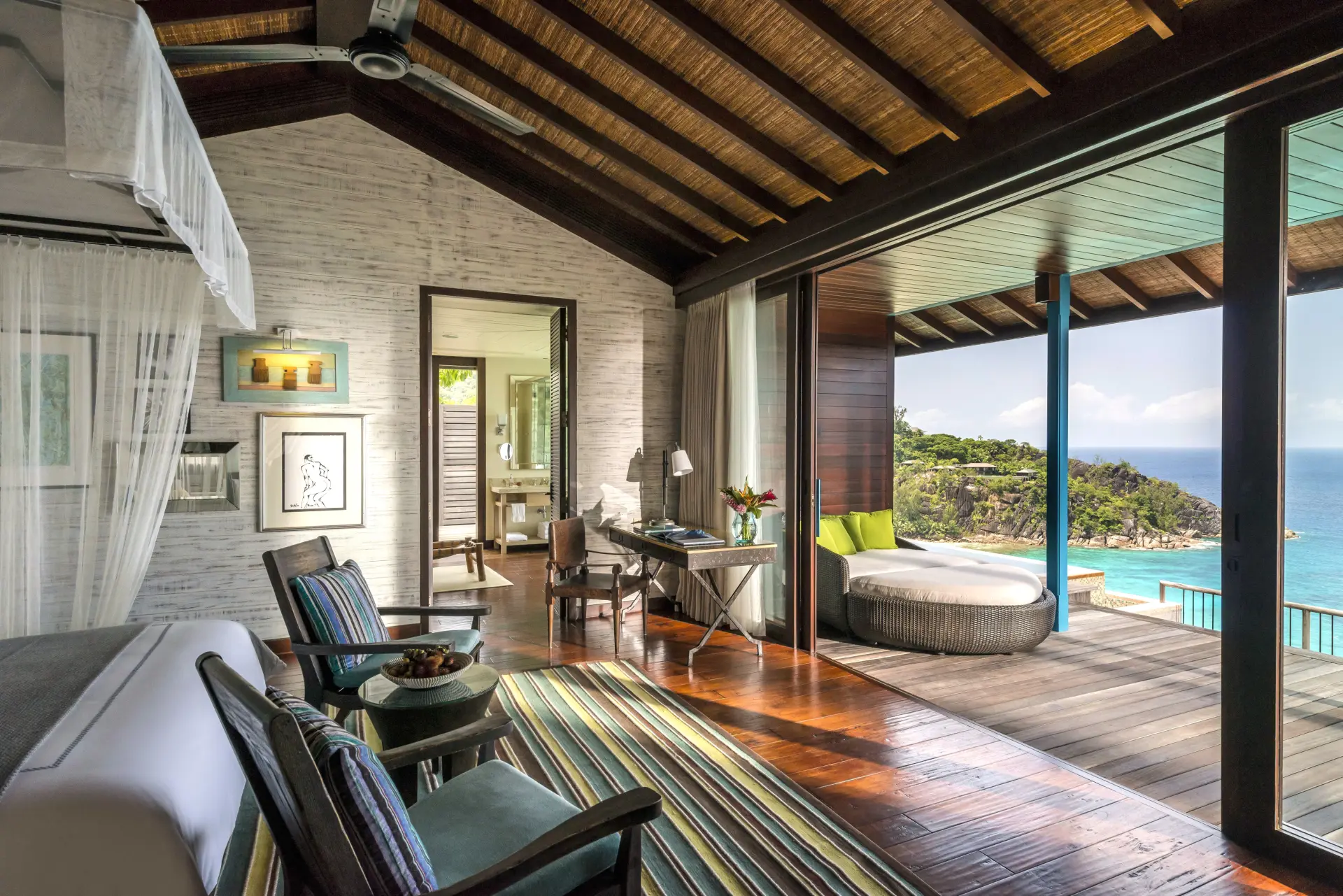 Fantastisk udsigt fra soveværelset i Serenity Villa på Four Seasons Resort Seychelles, Seychellerne
