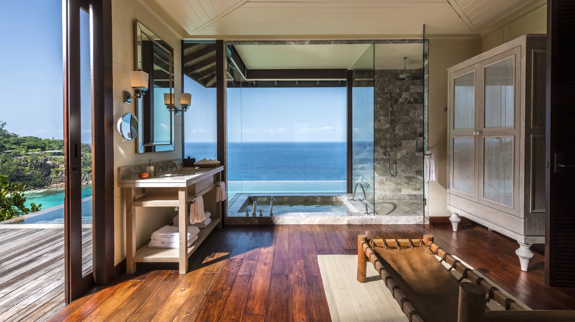 Badeværelse med badekar og pool på Four Seasons Resort Seychelles, Seychellerne