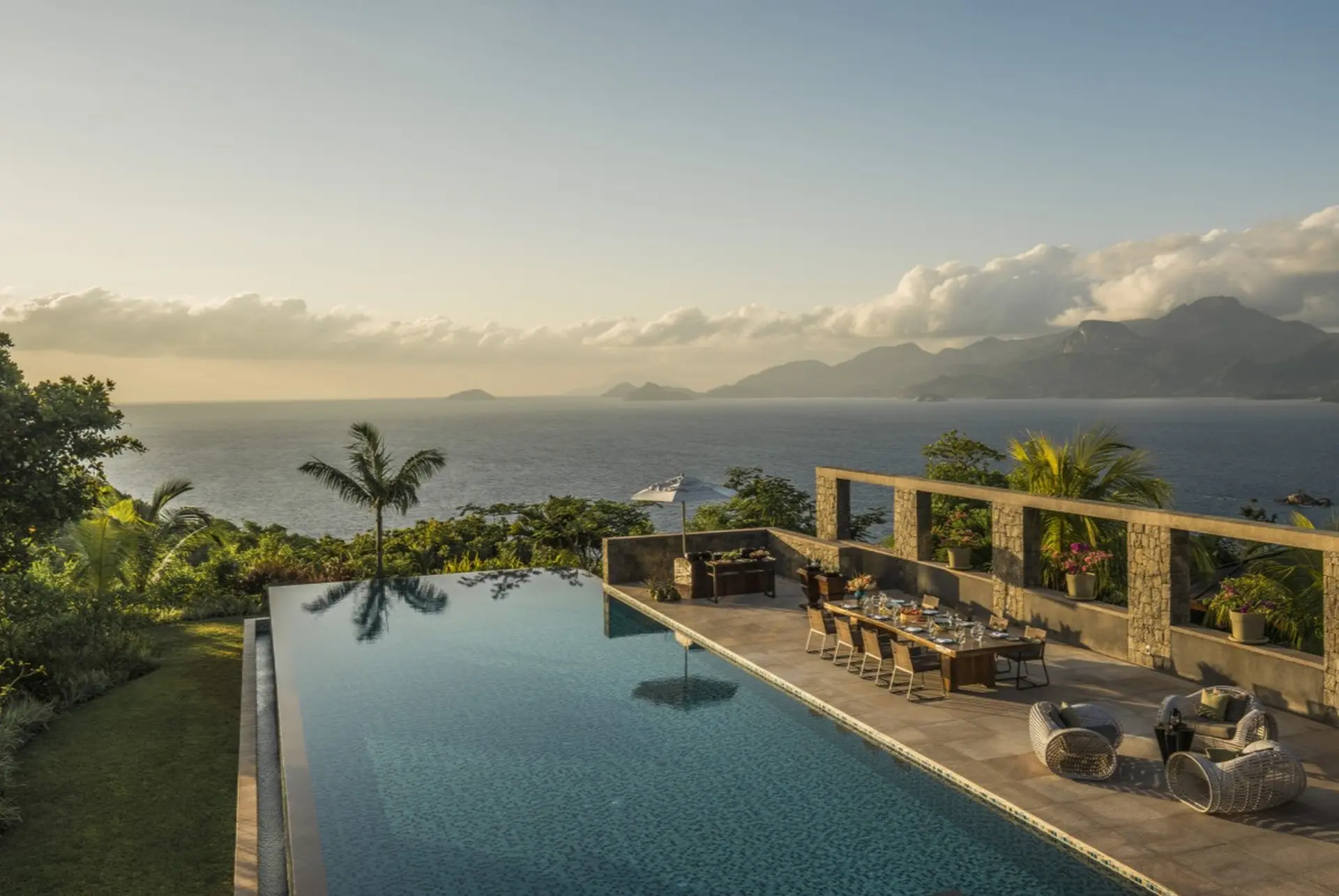 Privat middag ved pool på Four Seasons Resort Seychelles, Seychellerne