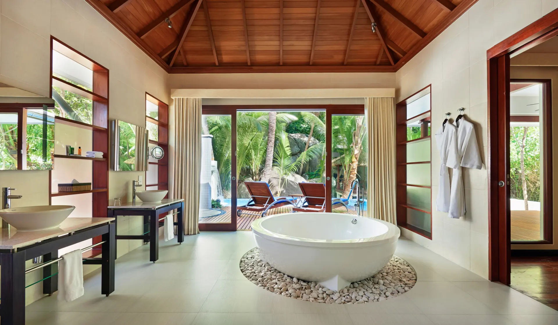 Badeværelse i Deluxe Hillside Pool Villa på Hilton Seychelles Labriz Resort & Spa, Seychellerne
