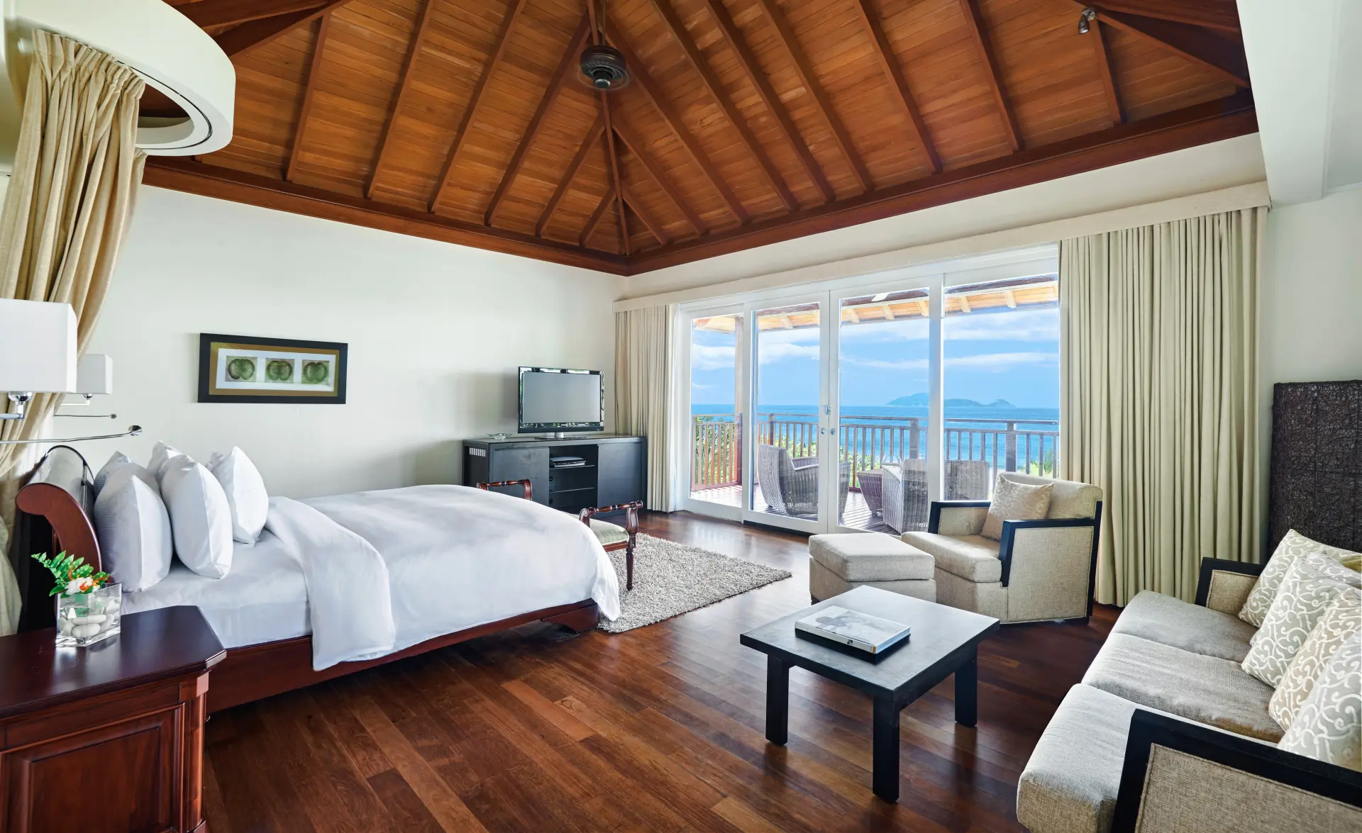 Soveværelse i Presidential Villa på Hilton Seychelles Labriz Resort & Spa, Seychellerne