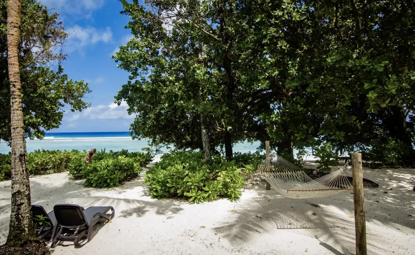 Hængekøje på stranden på Hilton Seychelles Labriz Resort & Spa, Seychellerne