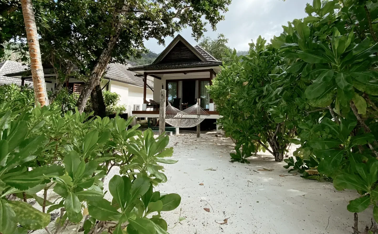 Indgang til villaområdet fra stranden på Hilton Seychelles Labriz Resort & Spa, Seychellerne