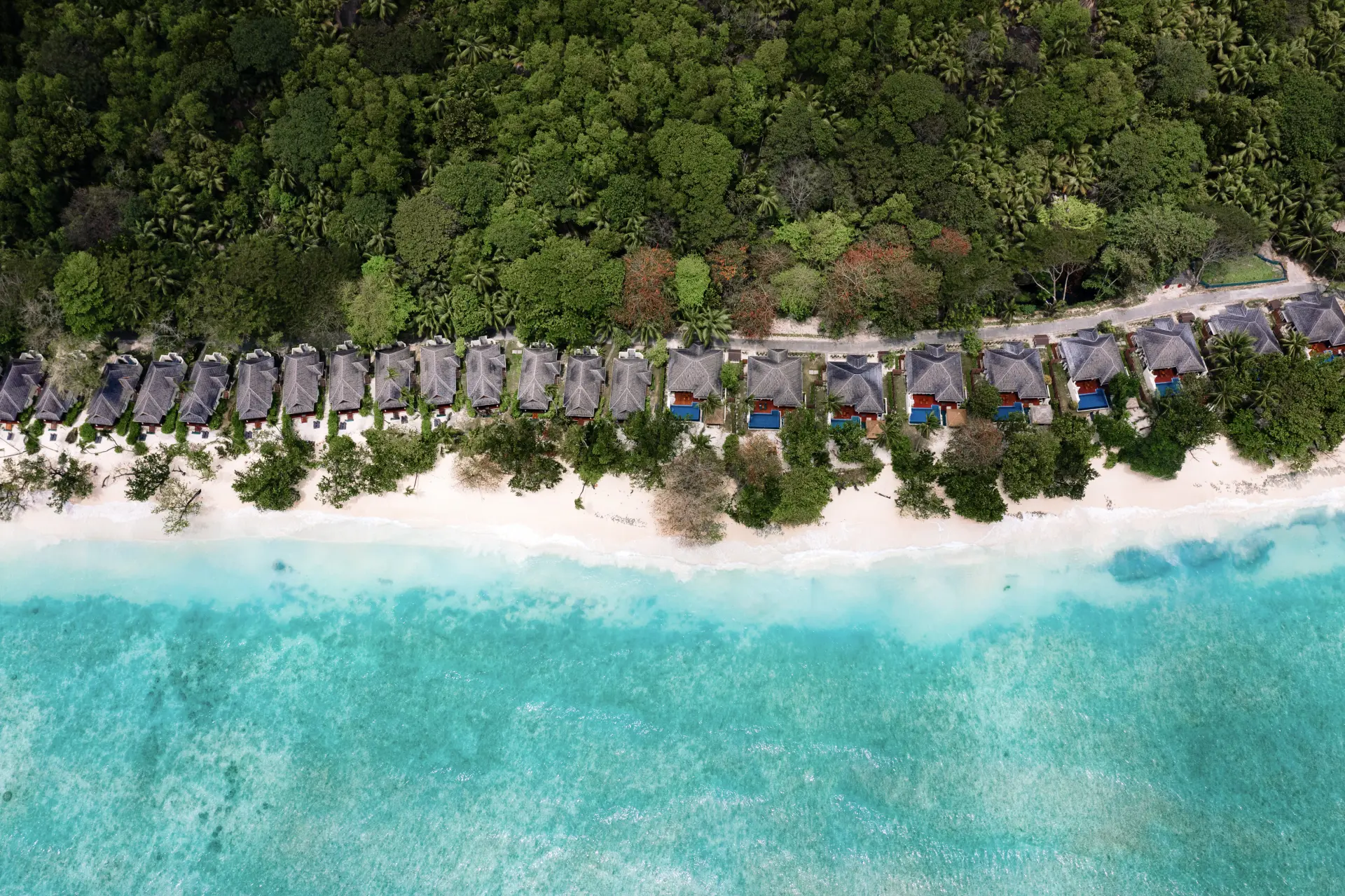 Luftfoto over villaer i vandkanten på Hilton Seychelles Labriz Resort & Spa, Seychellerne