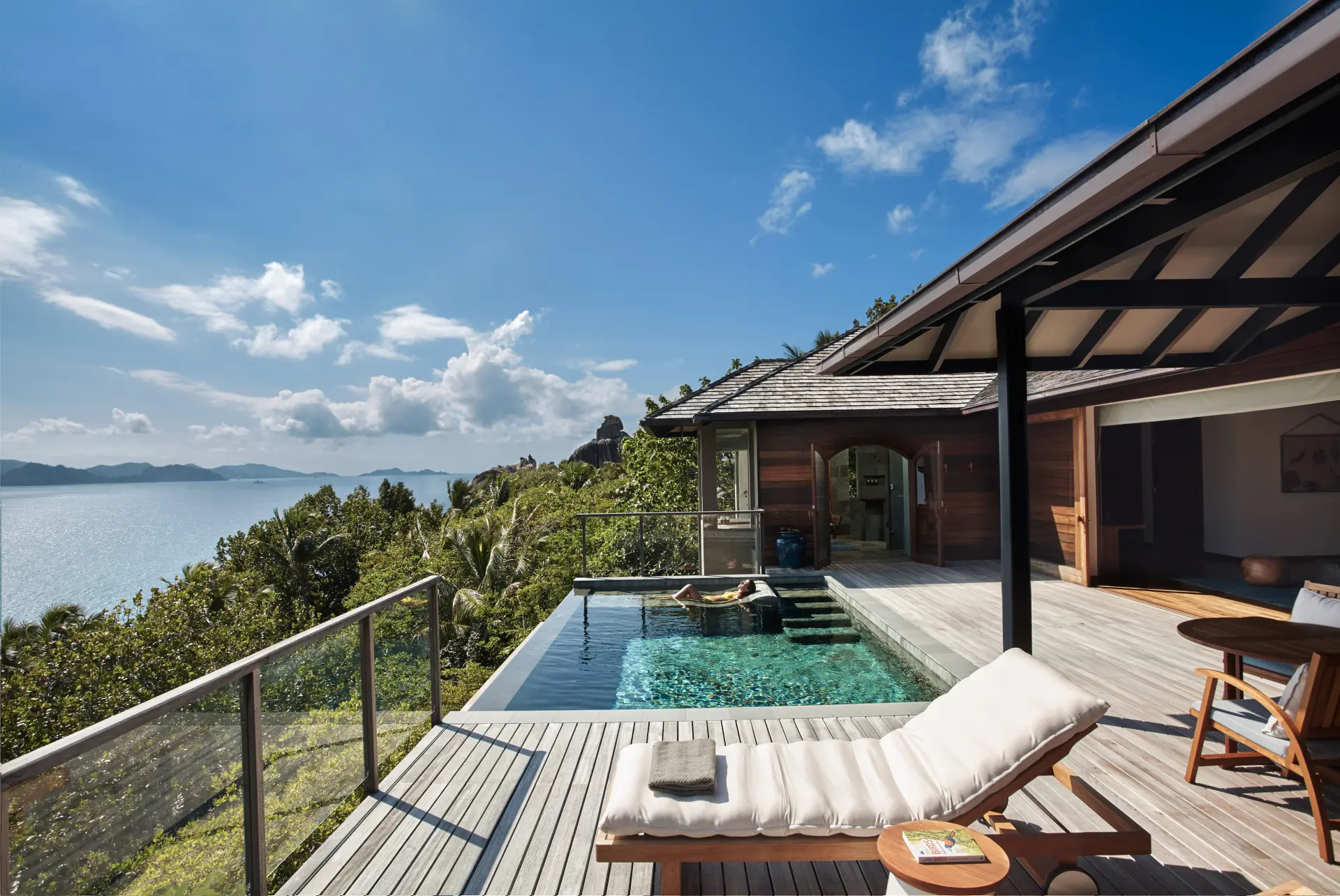 Bjergtagende udsigt fra terrasse fra Panorama Pool Villa på Six Senses Zil Pasyon, Seychellerne