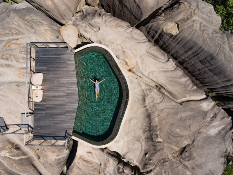 Pool i den fredfyldte spa på Six Senses Zil Pasyon, Seychellerne