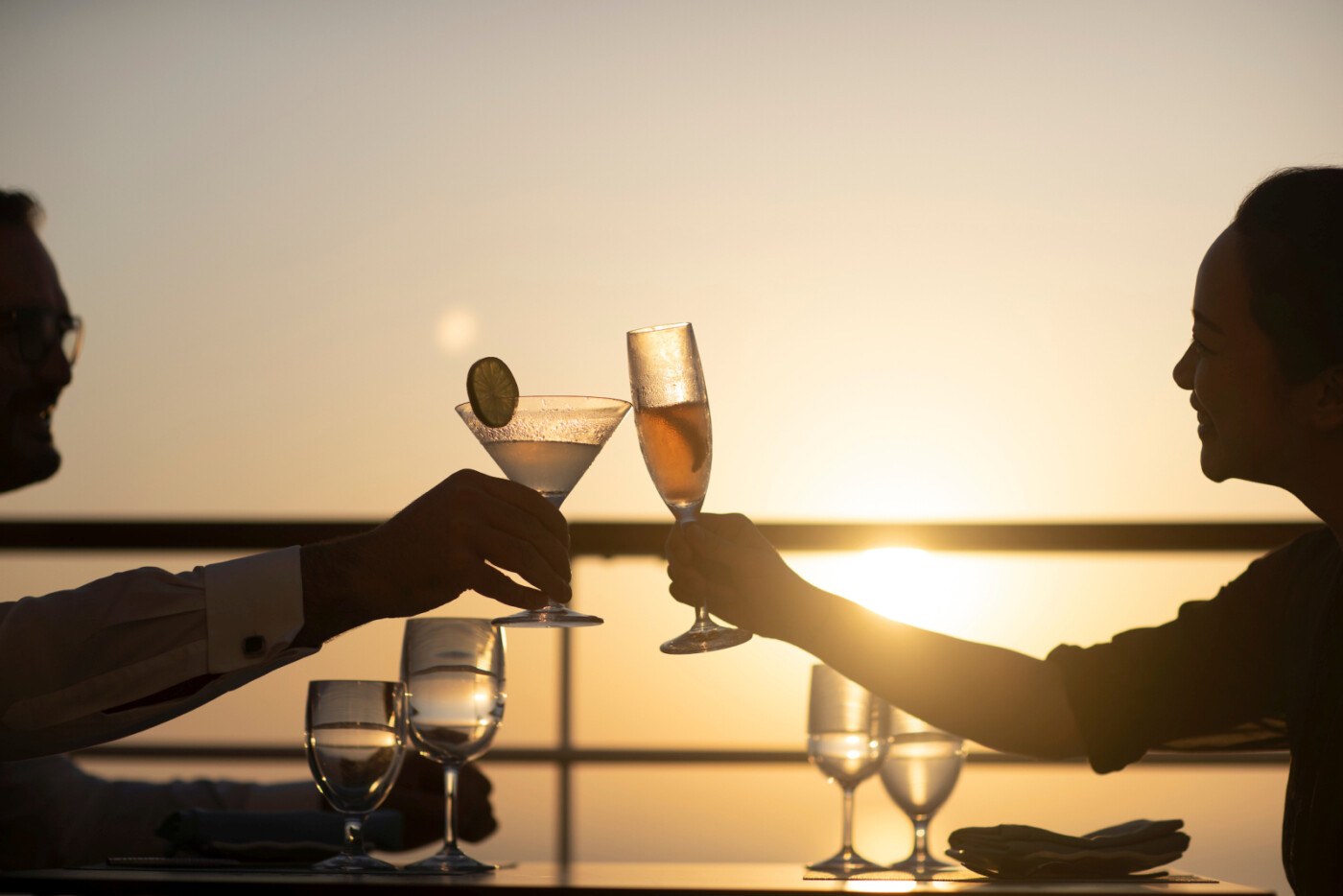 Nyd en drink inden middagen om bord på Silversea Cruises krydstogtskibe