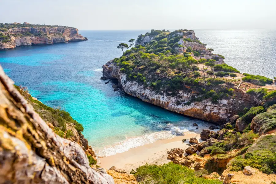 Lille bugt med strand på Mallorca, Spanien
