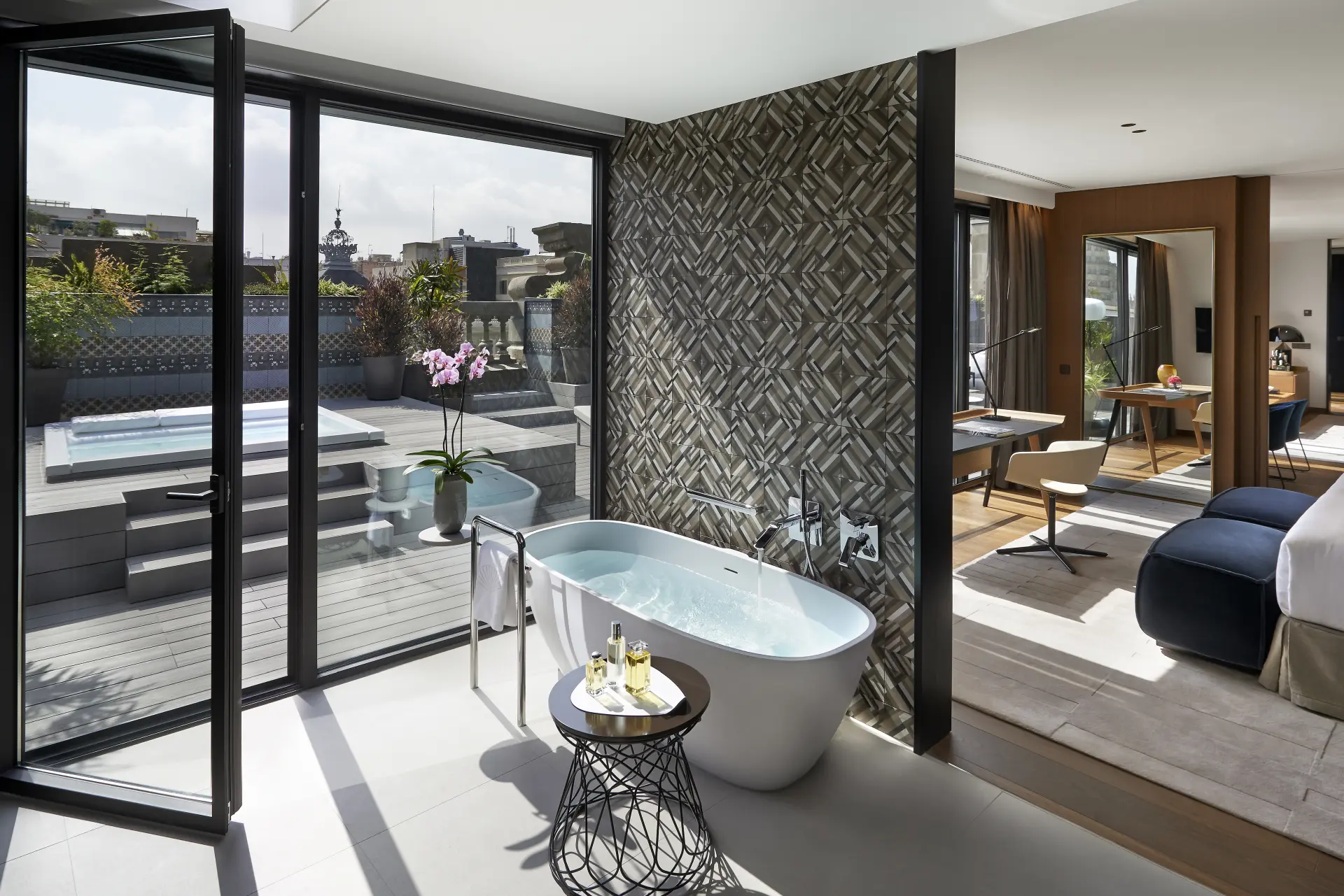 Badeværelse og privat jacuzzi på terrasse på Mandarin Oriental Barcelona, Spanien