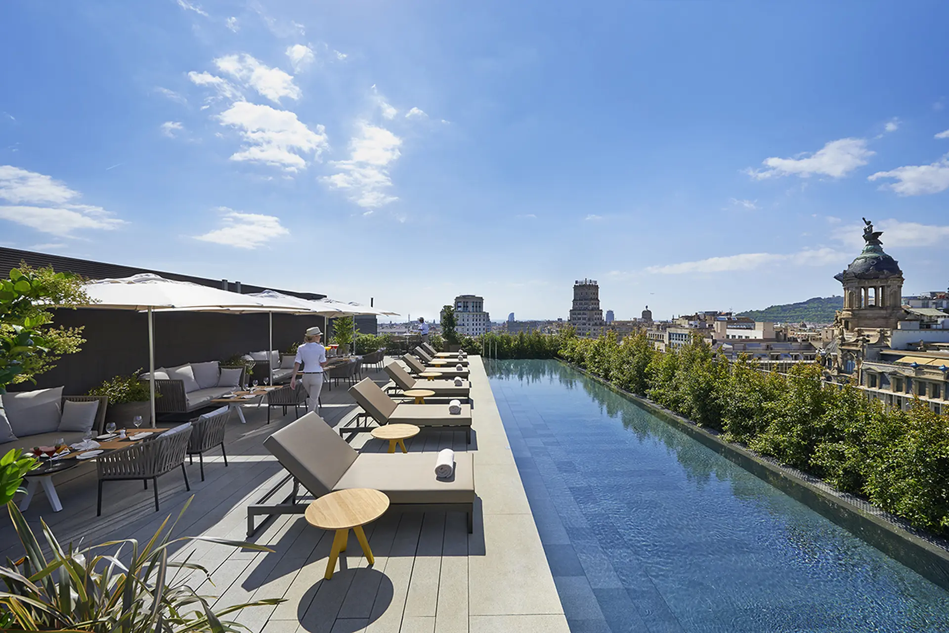 Udendørs pool på rooftop-terrasse på Mandarin Oriental Barcelona, Spanien