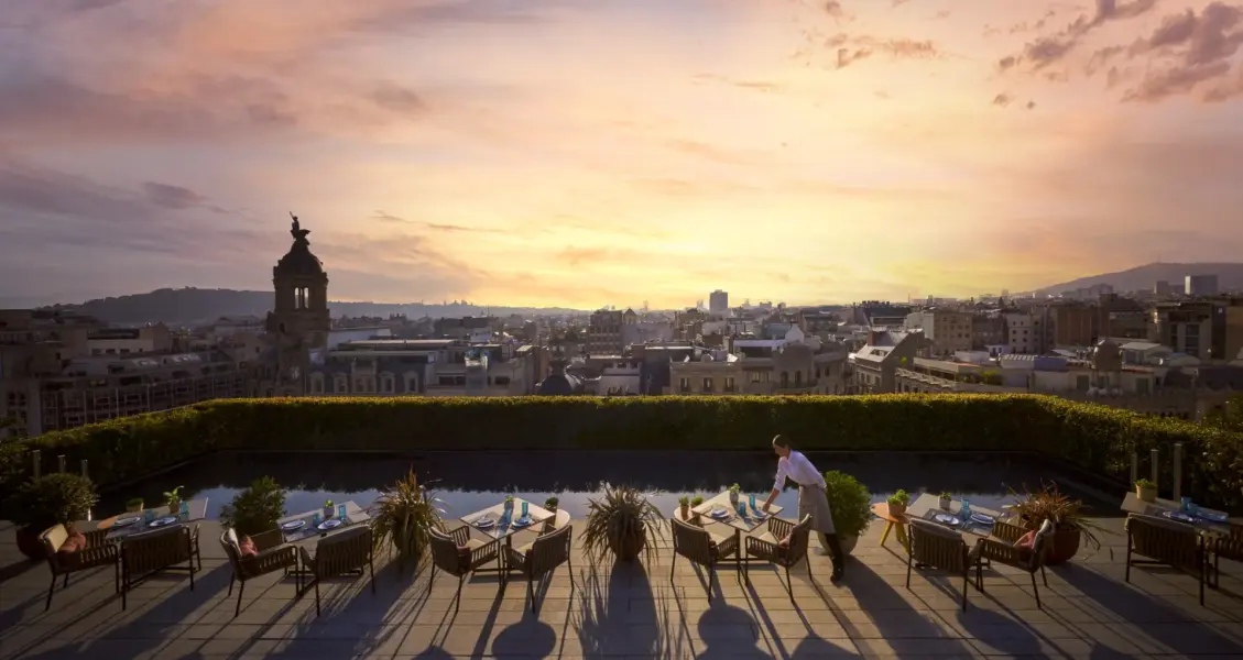 Solnedgang og aftenstemning med udsigt over byen fra rooftop-terrassen på Mandarin Oriental Barcelona, Spanien