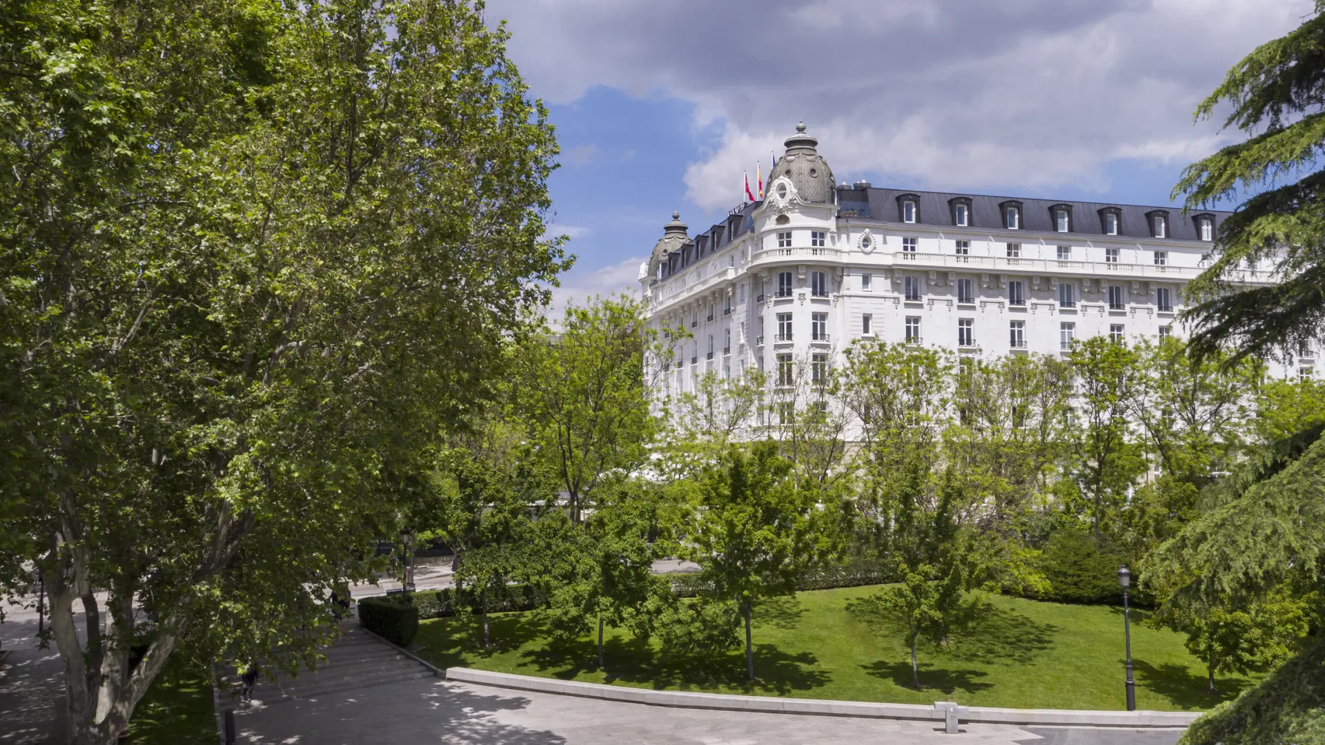 Park foran Mandarin Oriental Madrid, Spanien