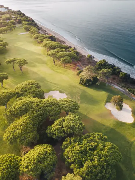 Golfbane ved vandet på Pine Cliffs Resort, Spanien