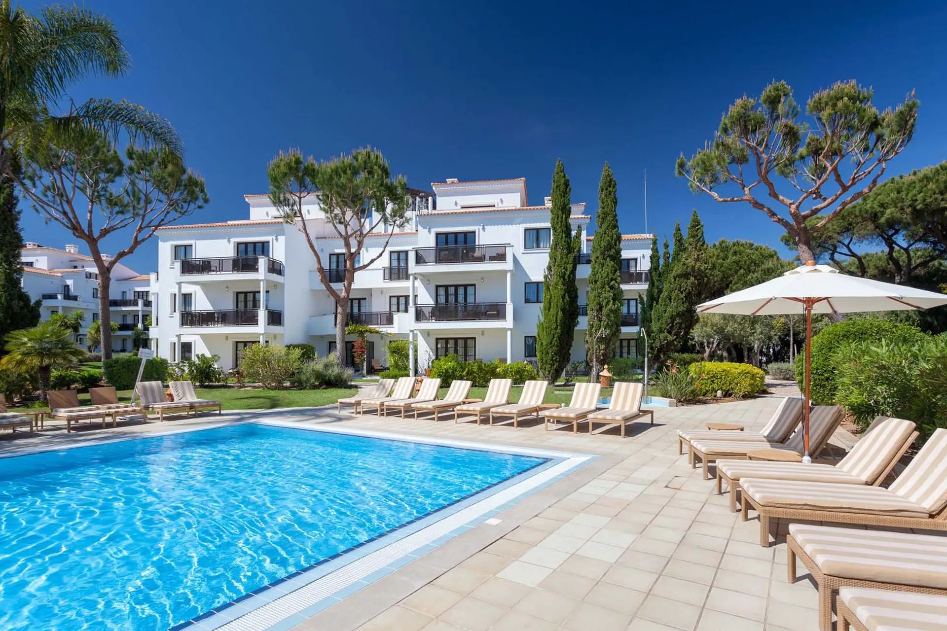 Solsenge ved pool på Pine Cliffs Resort, Spanien