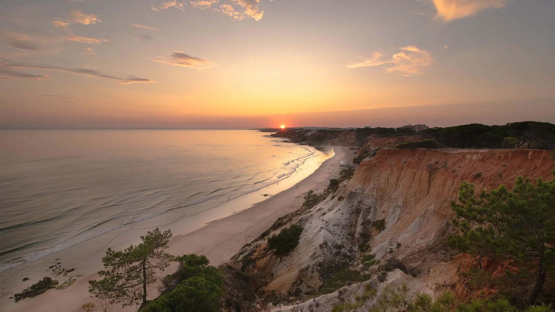Solnedgang over klipper ved Pine Cliffs Resort, Spanien
