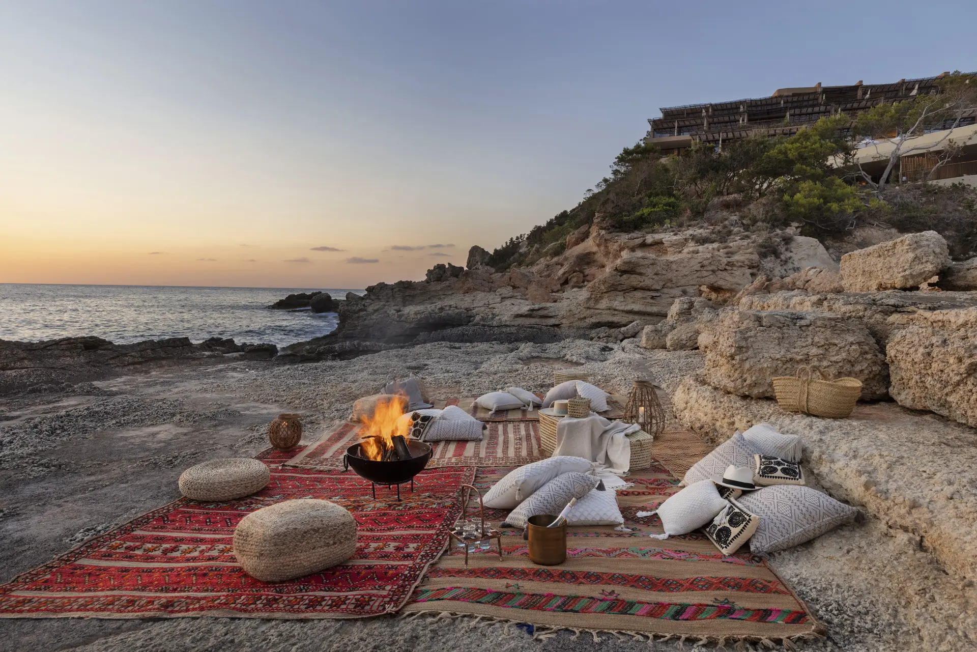 Solnedgang og bål på stranden på Six Senses Ibiza, Spanien