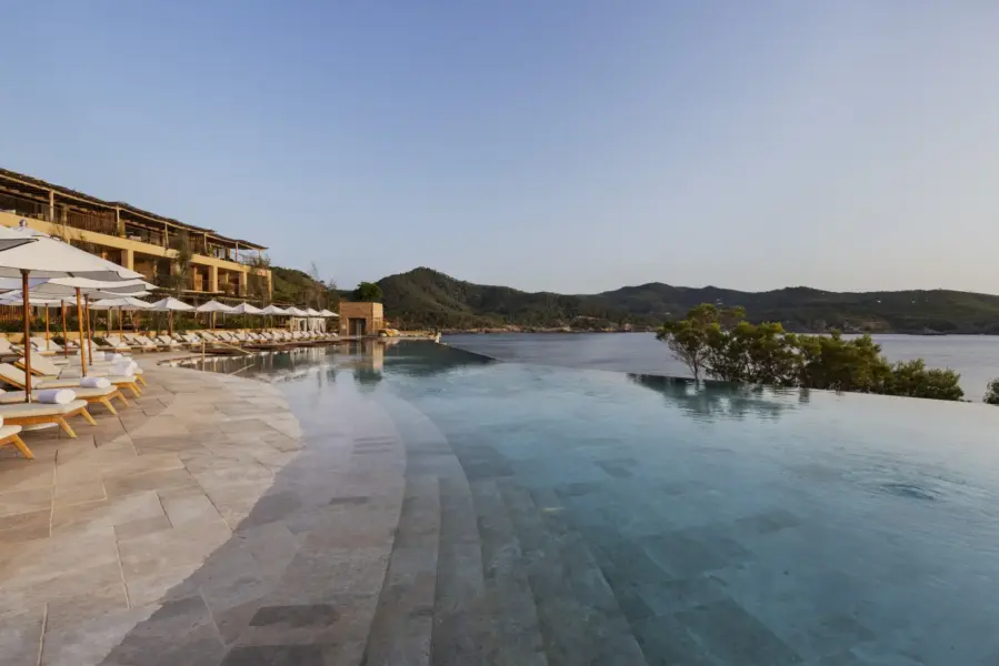 Infinity pool med bjerge i baggrunden på Six Senses Ibiza, Spanien