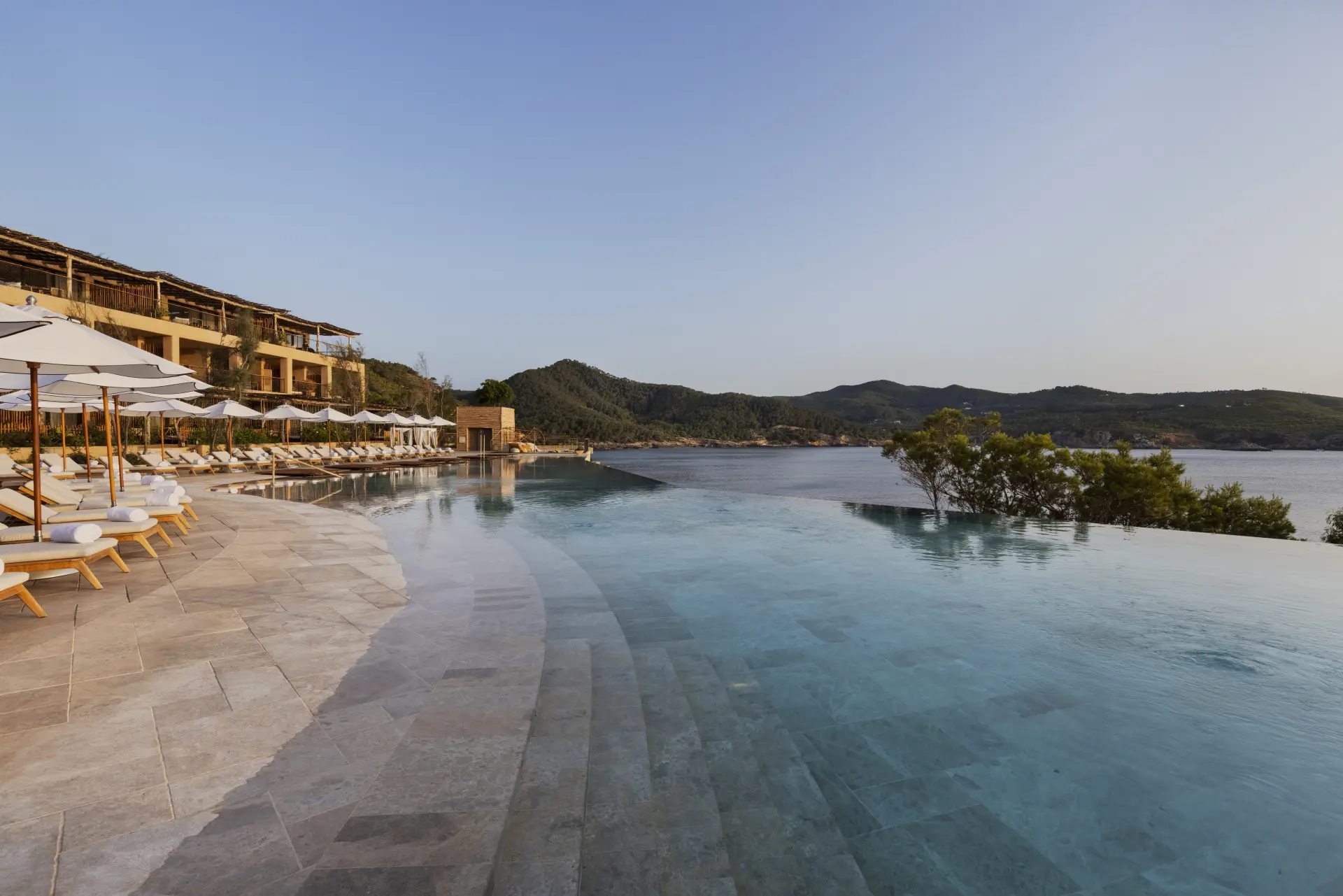 Infinity pool med bjerge i baggrunden på Six Senses Ibiza, Spanien