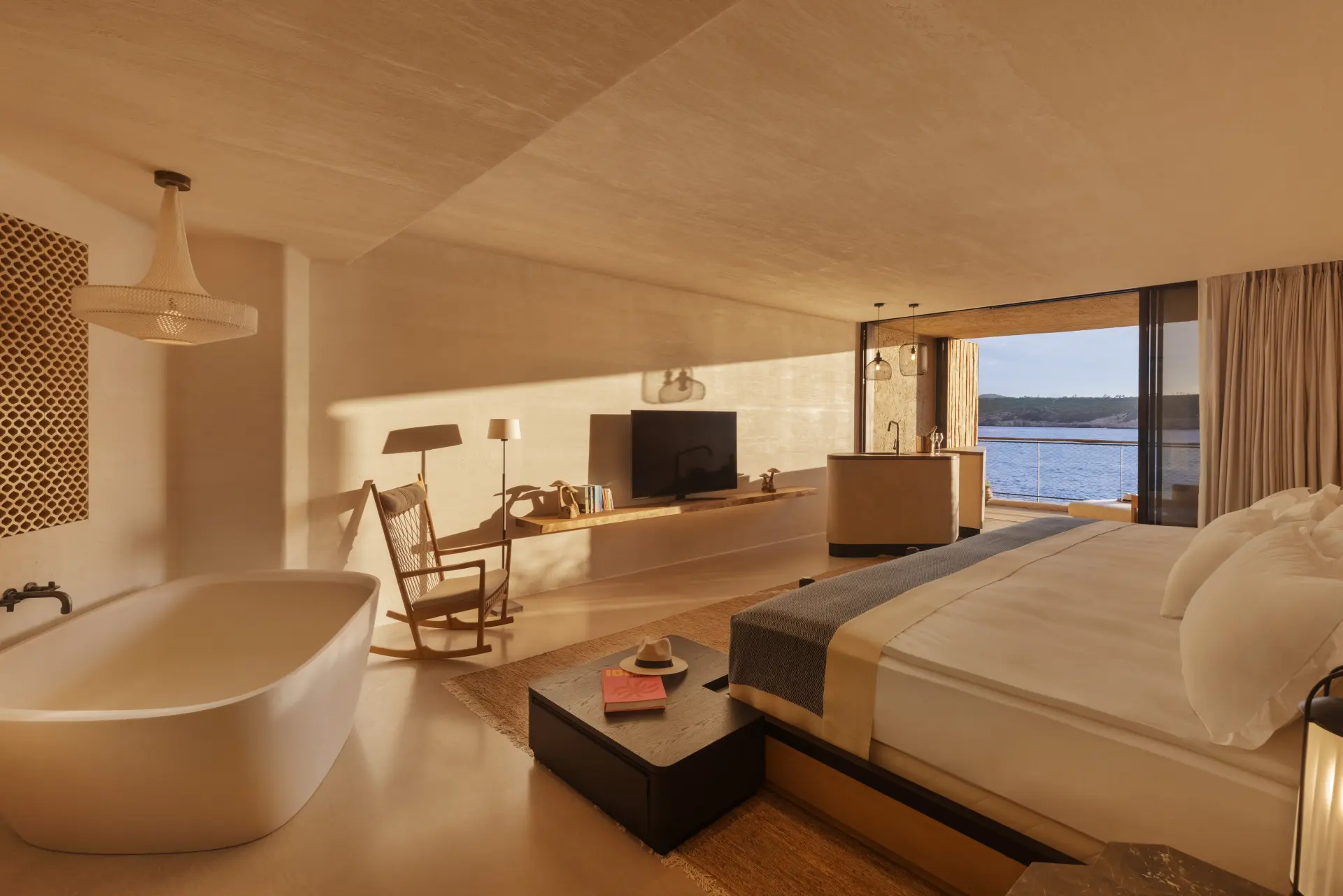 Suite med badekar i soveværelse på Six Senses Ibiza, Spanien