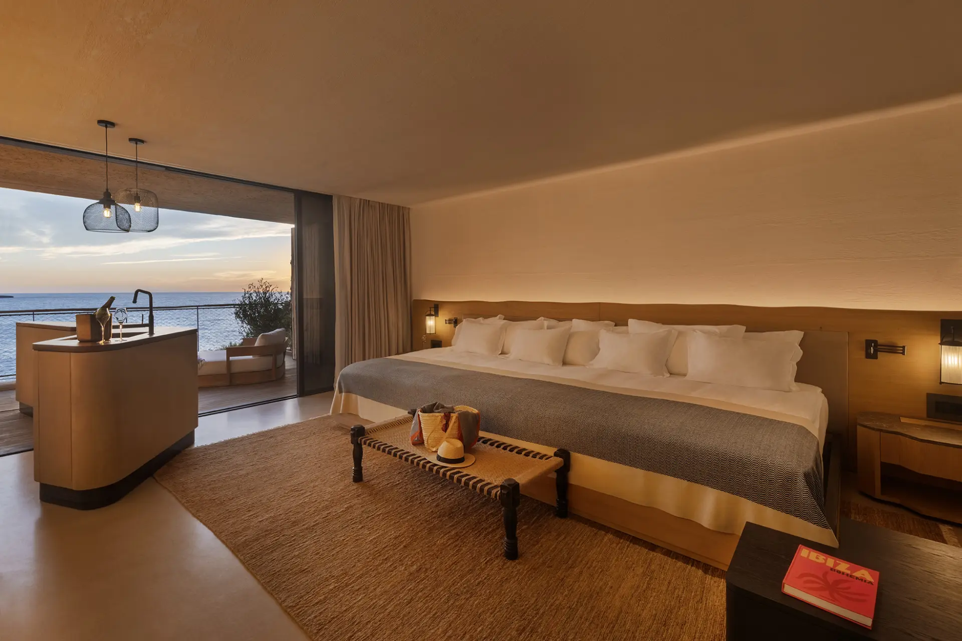 Suite med bar og terrasse med havudsigt på Six Senses Ibiza, Spanien