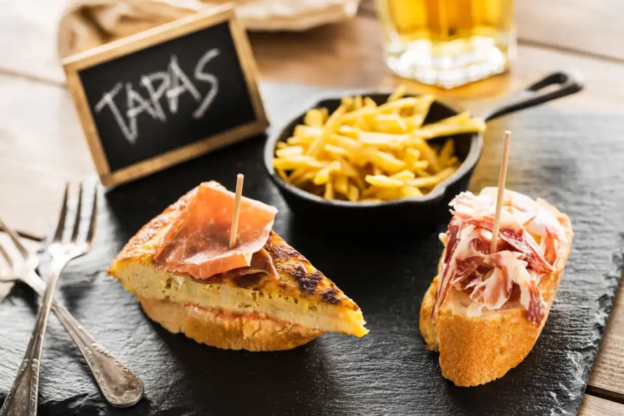 Nyd tapas i en bar i Spanien